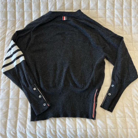 Authentic Thom Browne 100% Cashmere Gray Side Button Arm Stripe Cardigan Size 3 - Picture 8 of 12